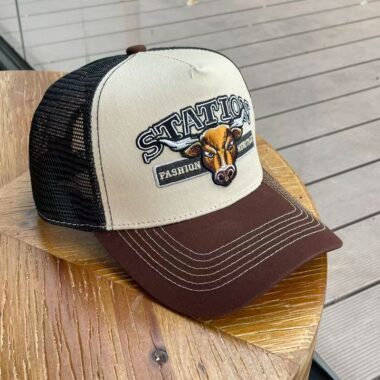 Bull embroidered breathable trucker hat for spring and summer